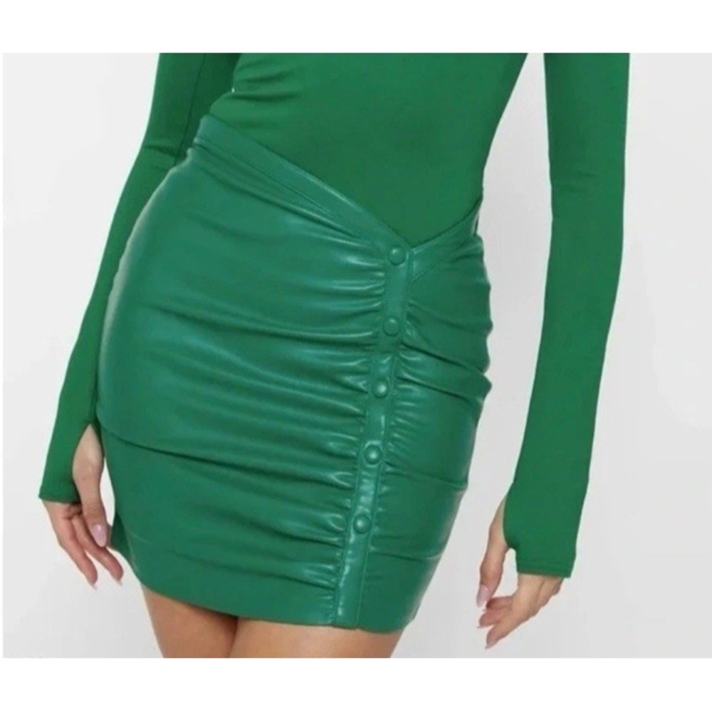 NWT Maniere de Voir Kelly Green Vegan Leather Ruched Mini Skirt Size 8 US‎